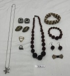 Lote de bijuterias, composto de colares, pulseira e 2 pares de brincos. Sendo um conjunto de brinco, pulseira e cordão.