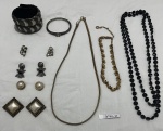 Lote de bijuterias, composto de colares, pulseira, pares de brincos e etc. Sendo um dos colares em pedrinhas pretas.