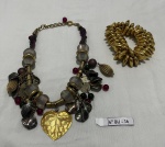 Lote de colar  e pulseira em metal.