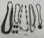 Lote de bijuterias, composto de colares, pulseira, pares de brincos e etc