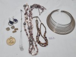 Lote de bijuterias, composto de colares, pulseira, pares de brincos e etc