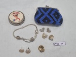 Lote de pequena bolsa, pulseira, 4 pares de brincos,e etc.