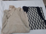 Lote de 2 camisas, sendo uma social da marca Celeste, tam:M. Peças com marcas de guardado.