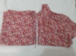 Conjunto de saia e blusa da marca RedGreen com estampa de flores. Tam: M, peças com marcas de guardado.