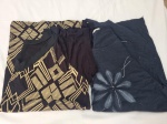 Lote de 2 blusas de malha, sendo uma preta e a outra azul escuro, tam: M. Peças com marcas de guardado.