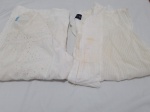 Lote de 2 blusas, sendo uma delas da marca Allú tam: 46. Peças com marcas de guardado.