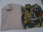 Lote de 2 camisas sociais, sendo uma delas da marca Elle et lui, tam: 38. Peças com marcas de guardado.