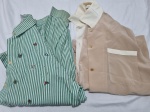 Lote de 2 camisas, sendo uma delas com listras verdes, tam: M. Peças com marcas de guardado.