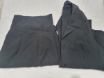 Conjunto de blazer e calça social feminino preto da marca Choi, tam: GG. Peças com marcas de guardado.