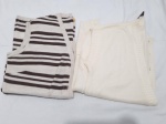 Lote de 2 blusas em lã, tam; Peças com marcas de guardao.