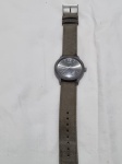 Lindo relógio masculino GUESS, pulseira em tecido. Medindo o mostruário 4cm de diâmetro. Necessita de revisão.