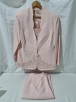 Conjunto de terno rosa, composto de saia blusa e paleto. Tam: M.