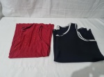 Lote de 2 camisas de manga curta, sendo uma delas rosa de malha.