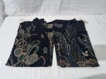 Lote de 2 camisas pretas com estampas em relevos. Tam; G.