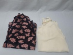 Lote de 2 camisas feminina, sendo 1 delas da marca CHIFON tam P. Peças com marcas de guardado.