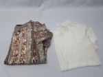 Lote de 2 camisas feminina, sendo 1 delas da marca ACERVO tam M. Peças com marcas de guardado.