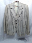 Lindo Blazer feminino , peça com marcas de guardado. TAM: 50 curto, 42,5cm ombro a ombro.