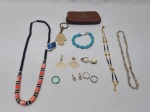 Lote de bijuterias, composto de colares, brincos, pulseiras, etc. Sendo um dos colares em conchinhas naturais.