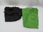 Lote de 2 vestidos sendo um verde e um preto. Tam: P. Peças com marcas de guardado.