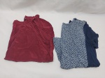 Lote de 2 camisas, sendo uma com estampa azul. Tam: M. Peças com marcas de guardado.