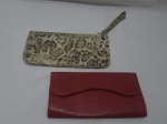 Lote de 2 bolsas estilo carteira, medindo a vermelha 27cm x 14cm. Peças com marcas de guardado.