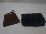 Lote de 2 bolsas estilo carteira, medindo maior 27cm x 14cm. Peças com marcas de guardado. Peças com marcas de guardado.