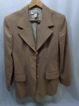 Blazer da marca Theminha Boutique Feminino, com botões tam: 42, medindo ombro a ombro 45cm.