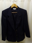 Blazer da marca Sang Fai azul marinho Feminino, com botões tam: 42, medindo ombro a ombro 45cm.