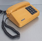 Telefone antigo Ibratel. Altura: 10 cm, Largura: 20.5 cm, Profundidade: 16 cm, Peso: 710 gr.