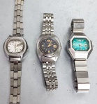 Lote com 3 Relógios de pulso femininos, não funcionam: 1 Seiko e 2 Orient. Para restauro ou retirada de peças. (RF_3) Diâmetro do relógio Seiko: 25.9 mm; Diâmetro Orient azul escuro: 25.6 mm; Diâmetro Orient azul claro: 26.8 mm. Peso total: 130 gr.