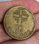 Uma moeda de 10 Escudos, Portugal. 1986. M_01. Diâmetro:  23mm