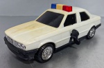 Carro de polícia de brinquedo, à corda, está funcionando. Dimensões do brinquedo: Altura: 6.8 cm, Comprimento: 17 cm, Largura: 8 cm, Peso: 140 gr.