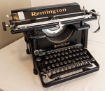 Máquina de escrever Remington. Dimensões da máquina: Altura: 27.5 cm, Largura total: 51 cm, Profundidade: 40.5 cm, Peso: 19kg