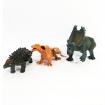 LOTE com TRÊS Dinossauros.  UM TRICERATOPS. Altura: 14.0 cm, Comprimento: 23.0 cm.  UM DRAGÃO com duas cabeças.  Altura: 8.0 cm, Comprimento: 19.0 cm.  UM EUOPLOCEPHALUS, anos 2000. Altura: 7.0 cm, Comprimento: 22.0 cm. Peso total do Lote: 510 gr.