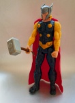 Boneco do Thor, inclui martelo. Marvel, Hasbro 2013. Altura: 31cm, Peso: 198 gr.