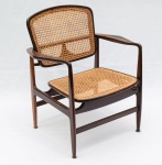 SÉRGIO RODRIGUES - Poltrona leve "Oscar" - Estrutura de Jacarandá maciço, encosto e assento de palhinha. A poltrona foi desenhada a pedidos do Jockey Club do Rio de Janeiro, que rejeitou o protótipo por questão de gosto. Sergio Rodrigues expôs o modelo em sua loja e o primeiro comprador foi o arquiteto Oscar Niemeyer. O nome da poltrona faz menção a esse causo. Medidas: 65 cm x 65 cm x 80 cm (altura)