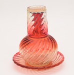 BACCARAT - Verre D'eau em cristal francês Baccarat (gravado), modelo Bambou Tors, na cor rubi. Diâmetro do prato: 17,5 cm. Altura da garrafa: 19 cm.