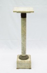 Coluna francesa de mármore branco com apliques em bronze. Apresenta colagem no corpo. Altura: 107 cm.