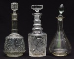 Lote composto de 3 garrafas, sendo 2 de vidro (31 cm) e 1 de cristal da Bohemia (29 cm).