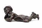 Escultura em bronze, possivelmente austríaca, representando figura de homem deitado. Medidas: 12 cm x 5 cm.