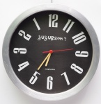 Relógio "invertido" quartz da marca Imaginarium. Funcionando porém sem garantia futura. Diâmetro: 34 cm.