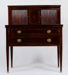 Escrivaninha, bureau, em madeira nobre. Possui 2 gavetas com puxadores de metal e, no compartimento superior, 2 gavetinhas e divisórias. Apresenta manchas no verniz, necessitando de revisão por lustrador e imunização contra cupim. Medidas: 92 cm x 47 cm. Altura total: 110 cm.