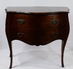 Comoda bombée em madeira nobre com 2 gavetas e puxadores em bronze. Medidas: 100 cm x 45 cm. Altura: 90 cm.