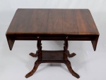 Antiga mesa de abas em jacarandá, tampo maciço. Possui uma gaveta com detalhe em marfim nos puxadores. Comprimento: 158 cm (aberta) ou 108 cm (fechada). Profundidade: 80 cm. Altura: 80 cm.