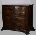 Comoda em jacarandá estilo D. José com 5 gavetas (puxadores em bronze). Medidas: 123 cm x 53 cm. Altura: 100 cm.
