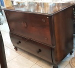 Cômoda arca estilo inglês em jacarandá. Possui 1 gavetão e tampa interna com fechadura Medidas: 104 cm x 53 cm; Altura: 85 cm.