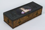 Caixa porta jóias em metal dourado europeu. Tampo apresenta placa de porcelana oval pintada com figura feminina. Interior forrado com tecido de época (no estado). Fundo com amassados (vide foto). Medidas: 28 cm x 11 cm.Altura: 8 cm.