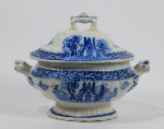 Sopeira de faiança portuguesa decorada nas cores azul e branco. Medidas: 35 cm x 23 cm. Altura: 26 cm.