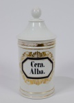 Pote de farmácia em porcelana francesa Vieux Paris, inscrição "Cera.Alba.". Altura: 17 cm.