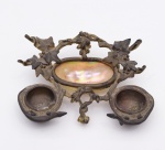 Tinteiro em bronze com parte central em madrepérola. Medidas: 15 cm x 13 cm. Altura: 5 cm.